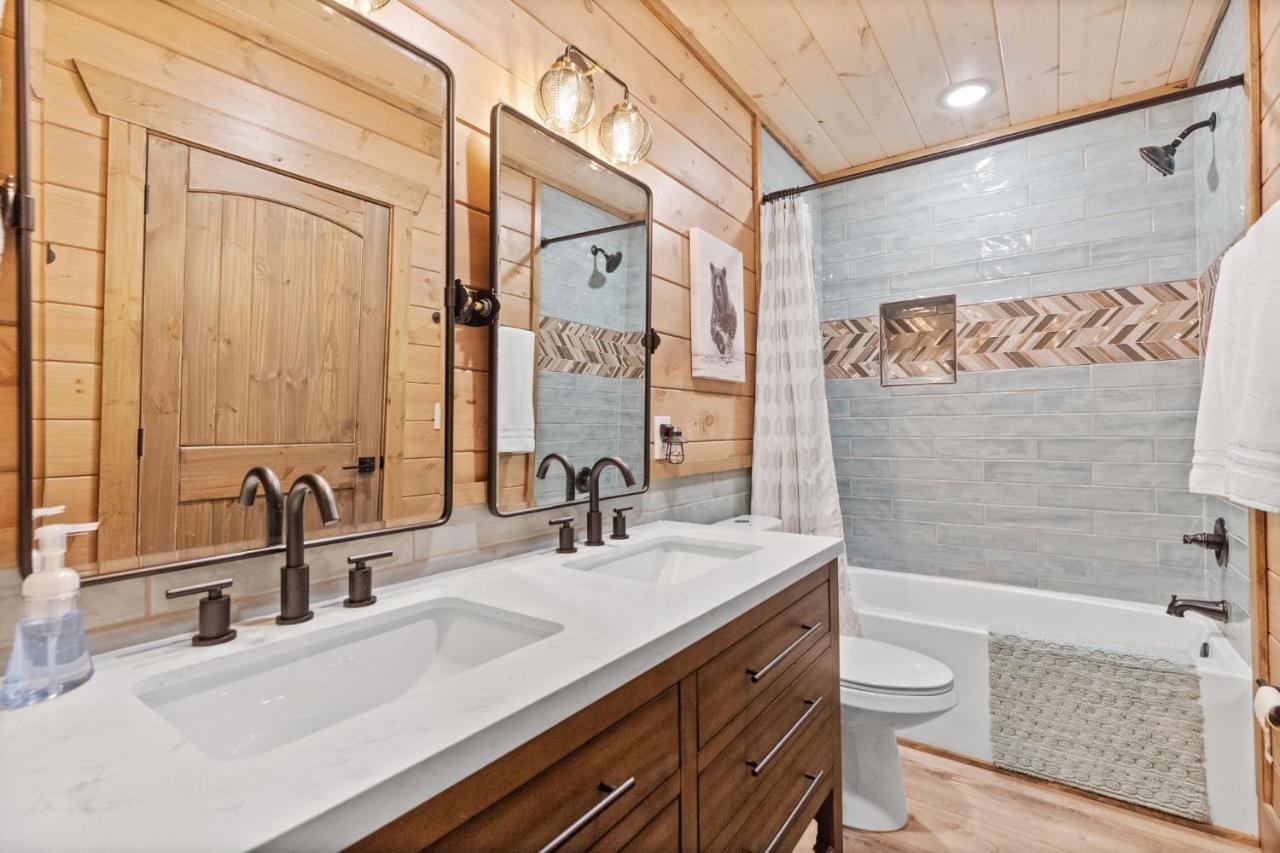 Mins To Gburg Sleeps 8 Hot Tub Arcade Area Pool Villa Gatlinburg Exterior photo